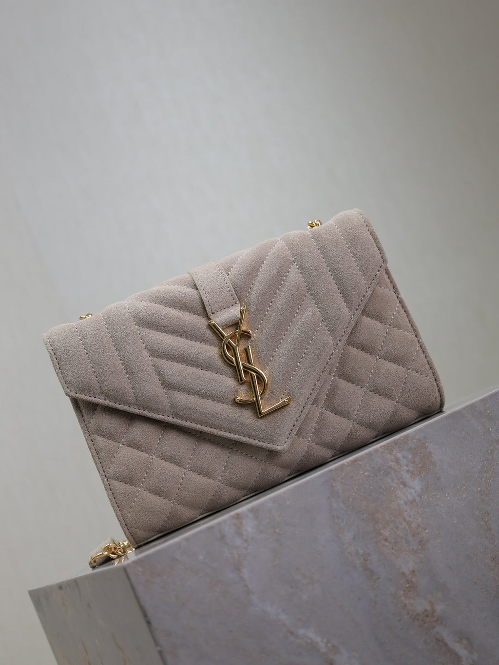 ENVELOPE SMALL CHAIN BAG 22 IN BEIGE SUEDE GOLD HARDWARE