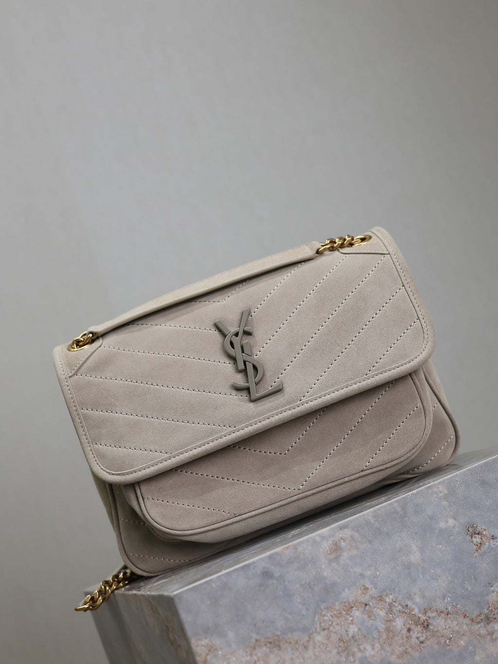 NIKI MEDIUM 28 IN GRAY MATTE SUEDE GRAY LOGO