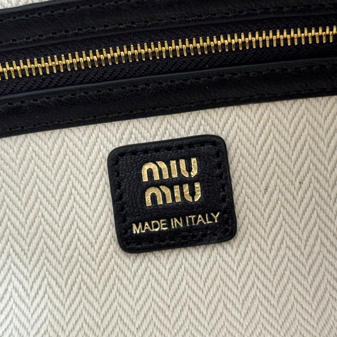 Miu 25ss Large Shoulderbag 40 Black Embossed Lambskin