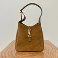 LE 5 À 7 SUPPLE SMALL 22 IN CARAMEL BROWN SUEDE