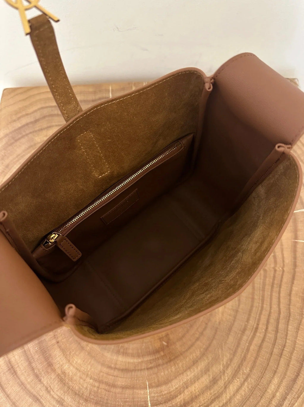 LE 5 À 7 SUPPLE SMALL 22 IN CARAMEL BROWN SUEDE