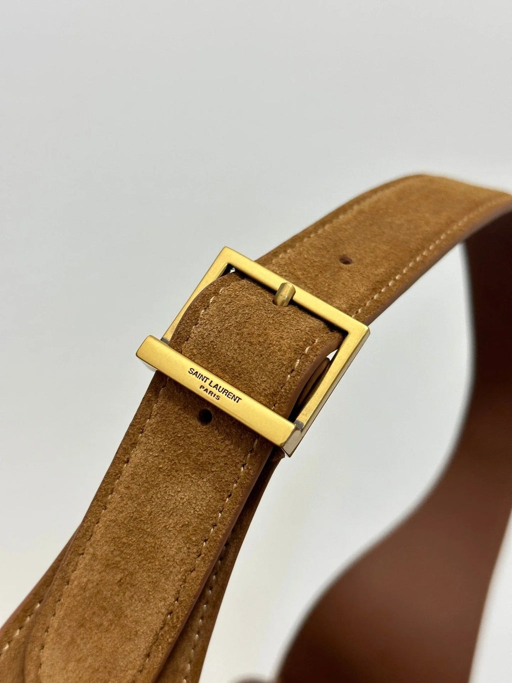 LE 5 À 7 SUPPLE SMALL 22 IN CARAMEL BROWN SUEDE