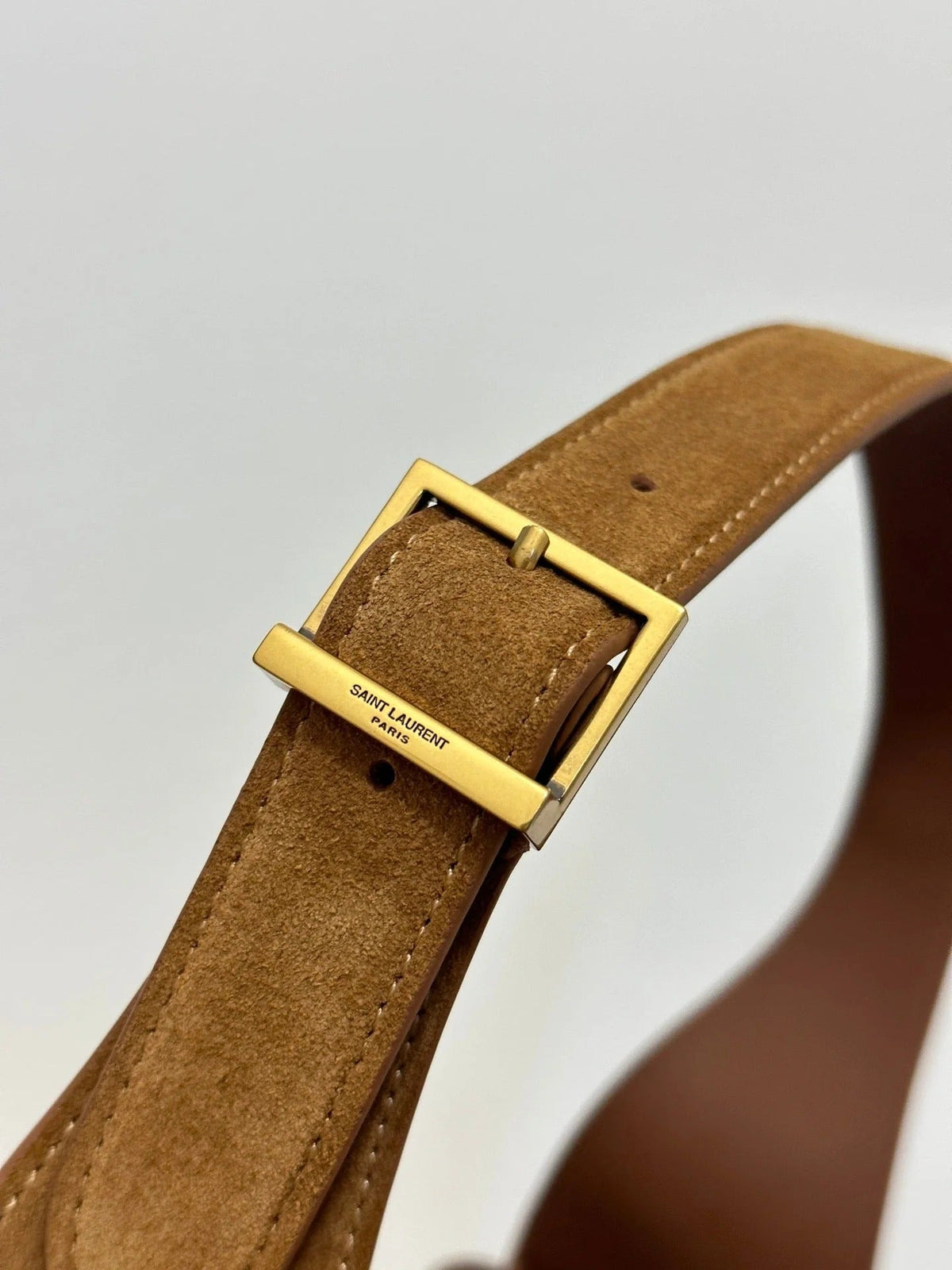 LE 5 À 7 SUPPLE SMALL 22 IN CARAMEL BROWN SUEDE