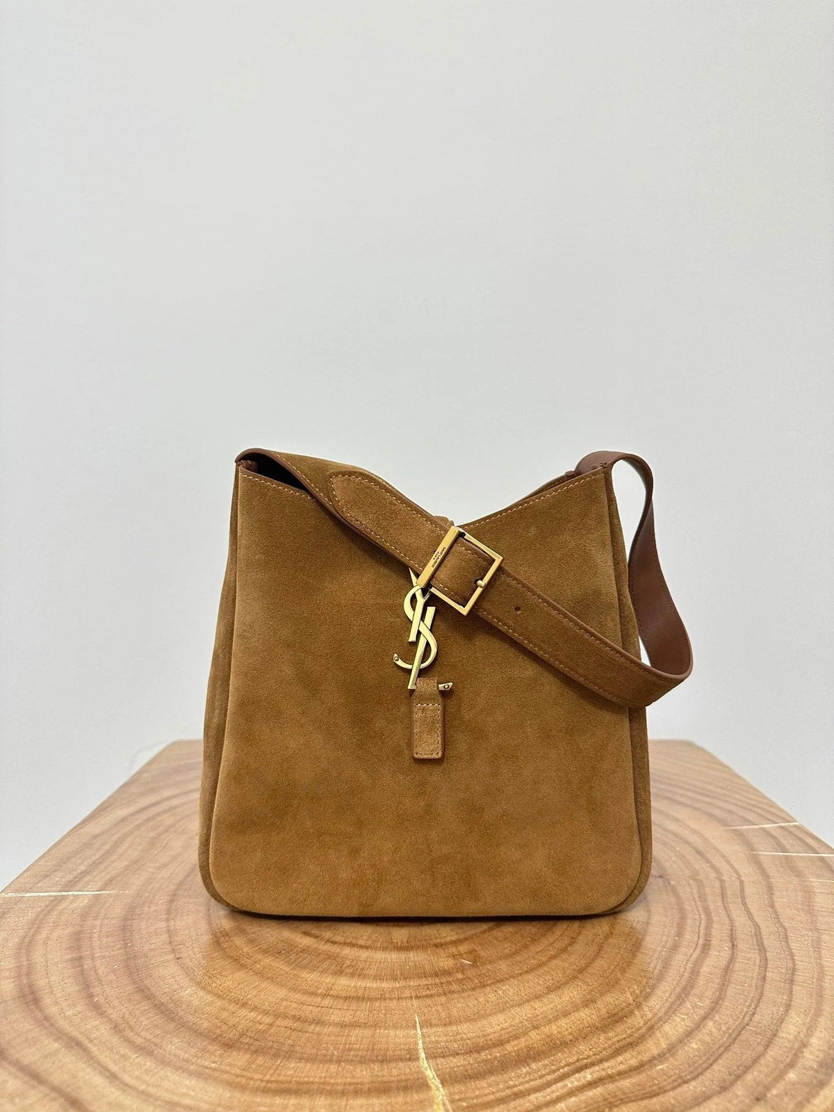 LE 5 À 7 SUPPLE SMALL 22 IN CARAMEL BROWN SUEDE