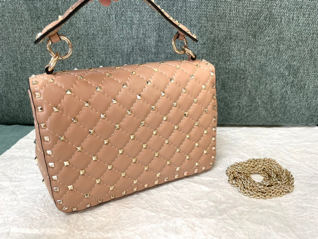 garavani rockstud spike medium 24cm beige lambskin