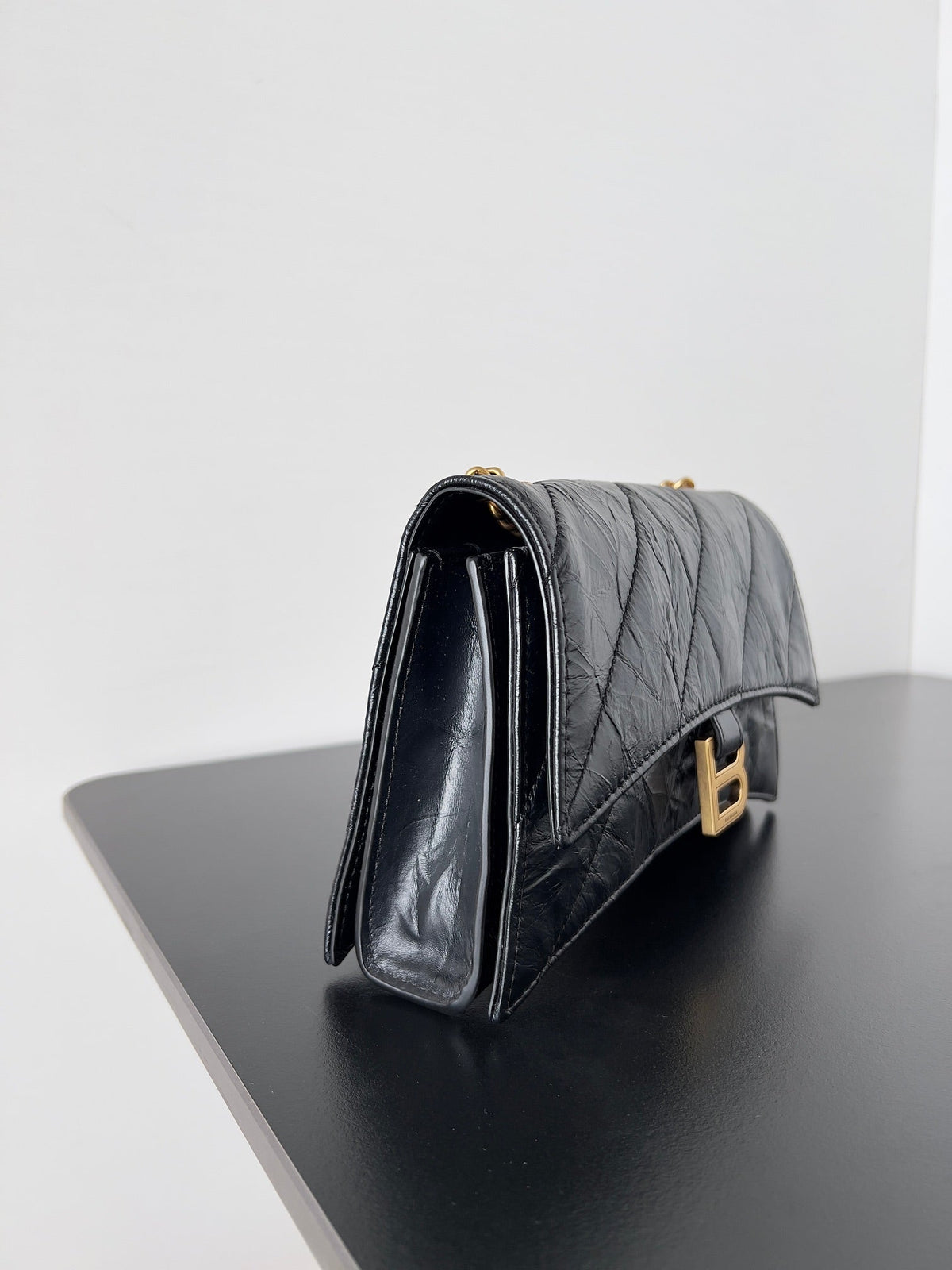 CRUSH CHAINED BAG 22 IN BLACK QUILTED CRUSHED CALFSKIN GOLD HARDWARE