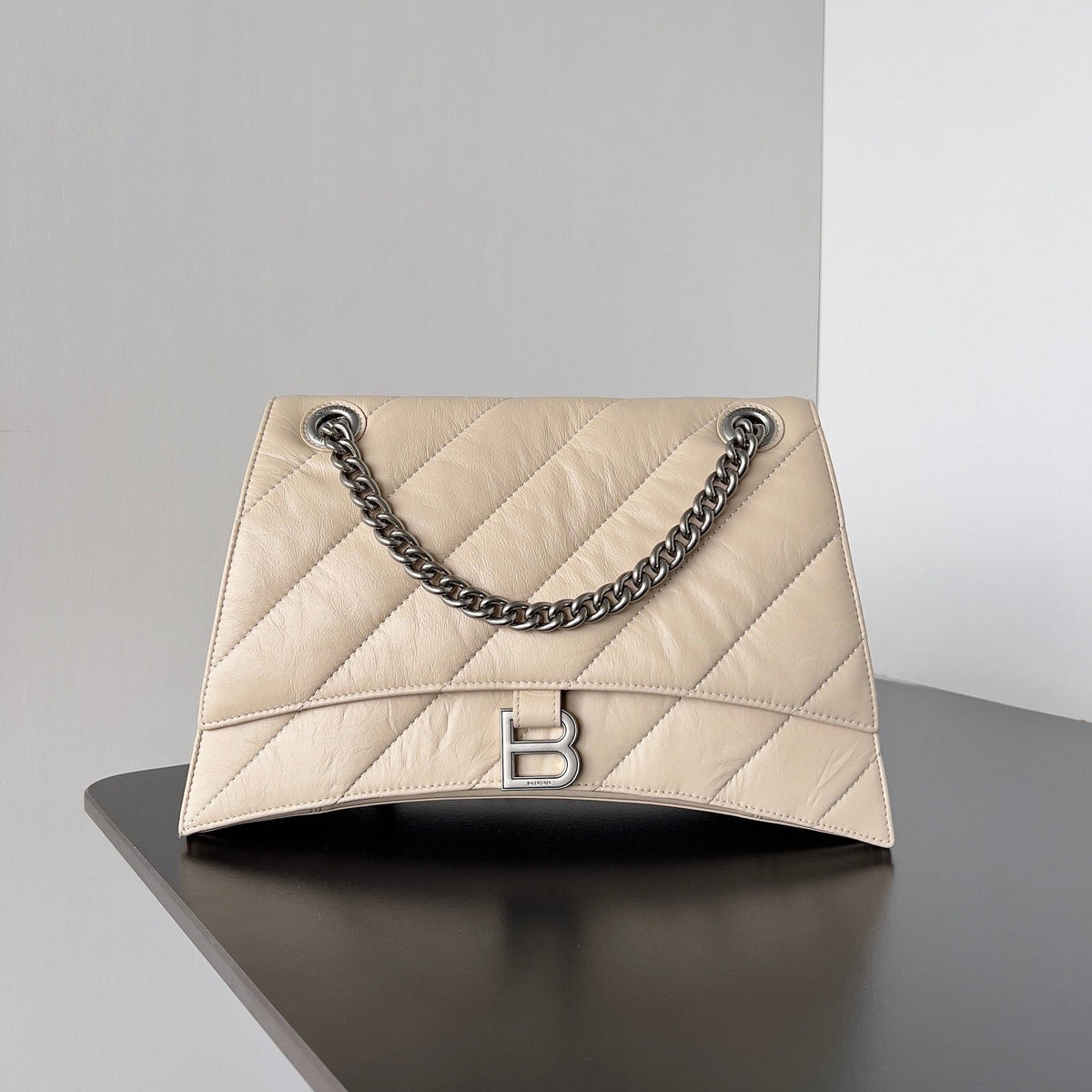 CRUSH CHAINED BAG 32 IN BEIGE QUILTED LAMBSKIN SILVER HARDWARE