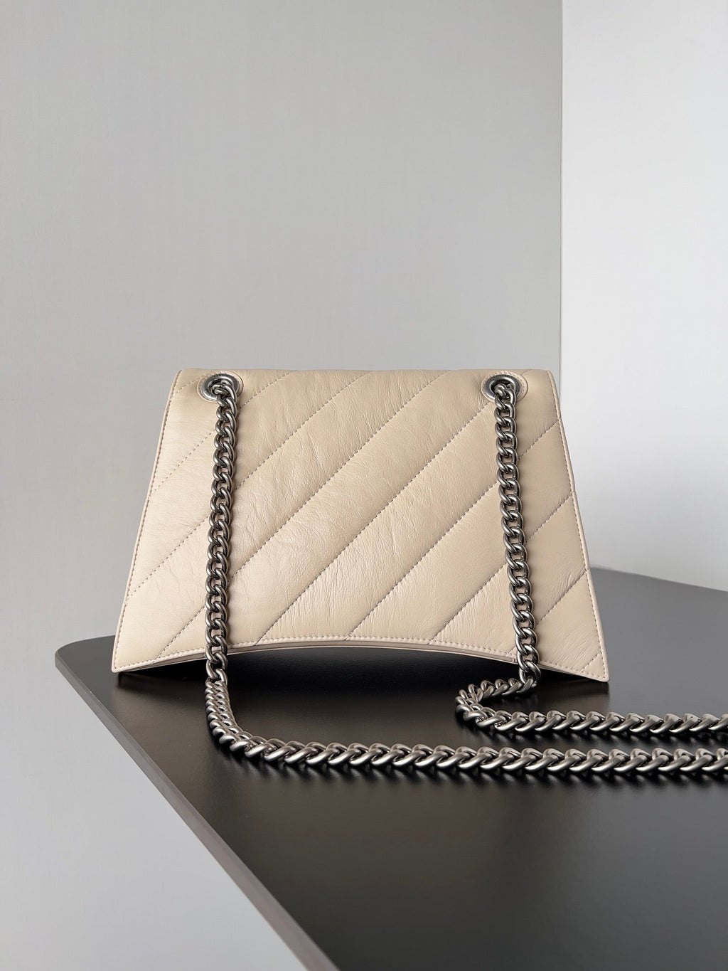 CRUSH CHAINED BAG 32 IN BEIGE QUILTED LAMBSKIN SILVER HARDWARE