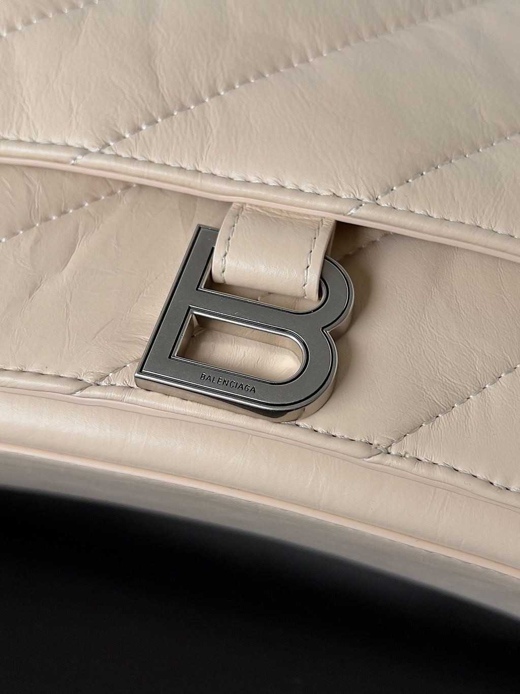 CRUSH CHAINED BAG 32 IN BEIGE QUILTED LAMBSKIN SILVER HARDWARE