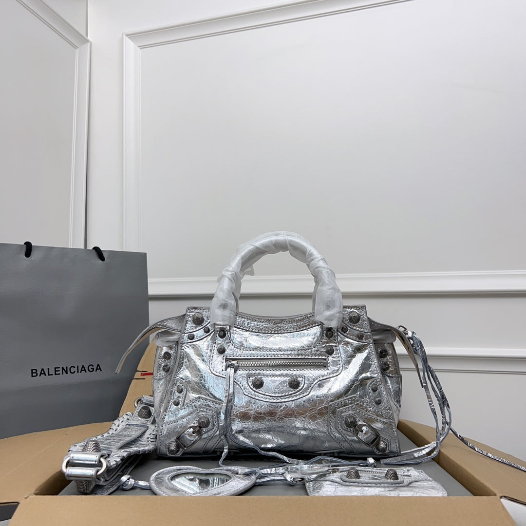 NEO CAGOLE 26 IN SILVER METALLIC LAMBSKIN