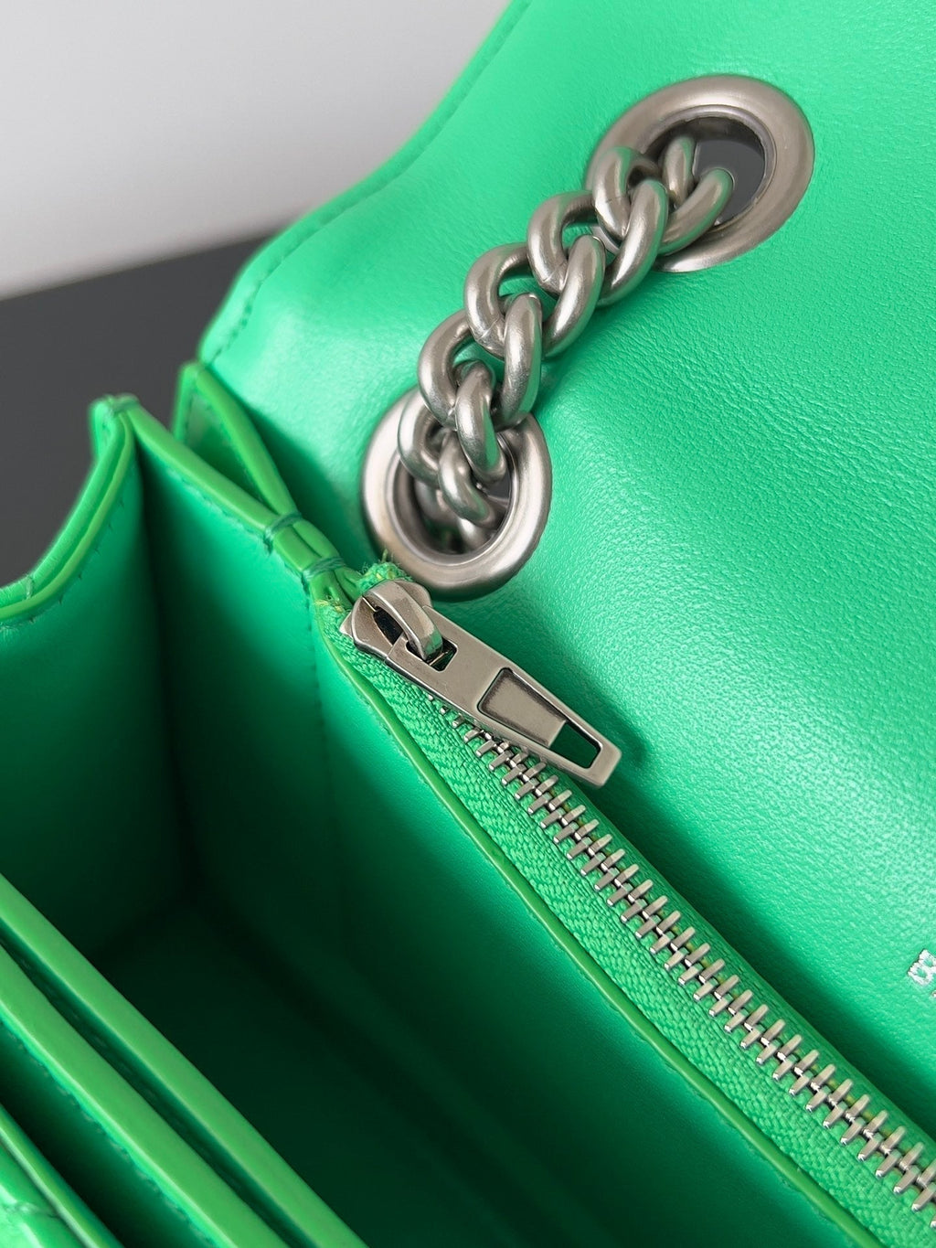 CRUSH CHAINED BAG 25 IN GREEN QUILTED CRUSHED CALFSKIN SILVER HARDWARE