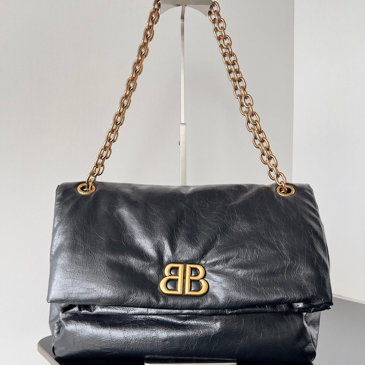 MONACO MEDIUM BAG 32 IN BLACK ARENA CALFSKIN GOLD HARDWARE