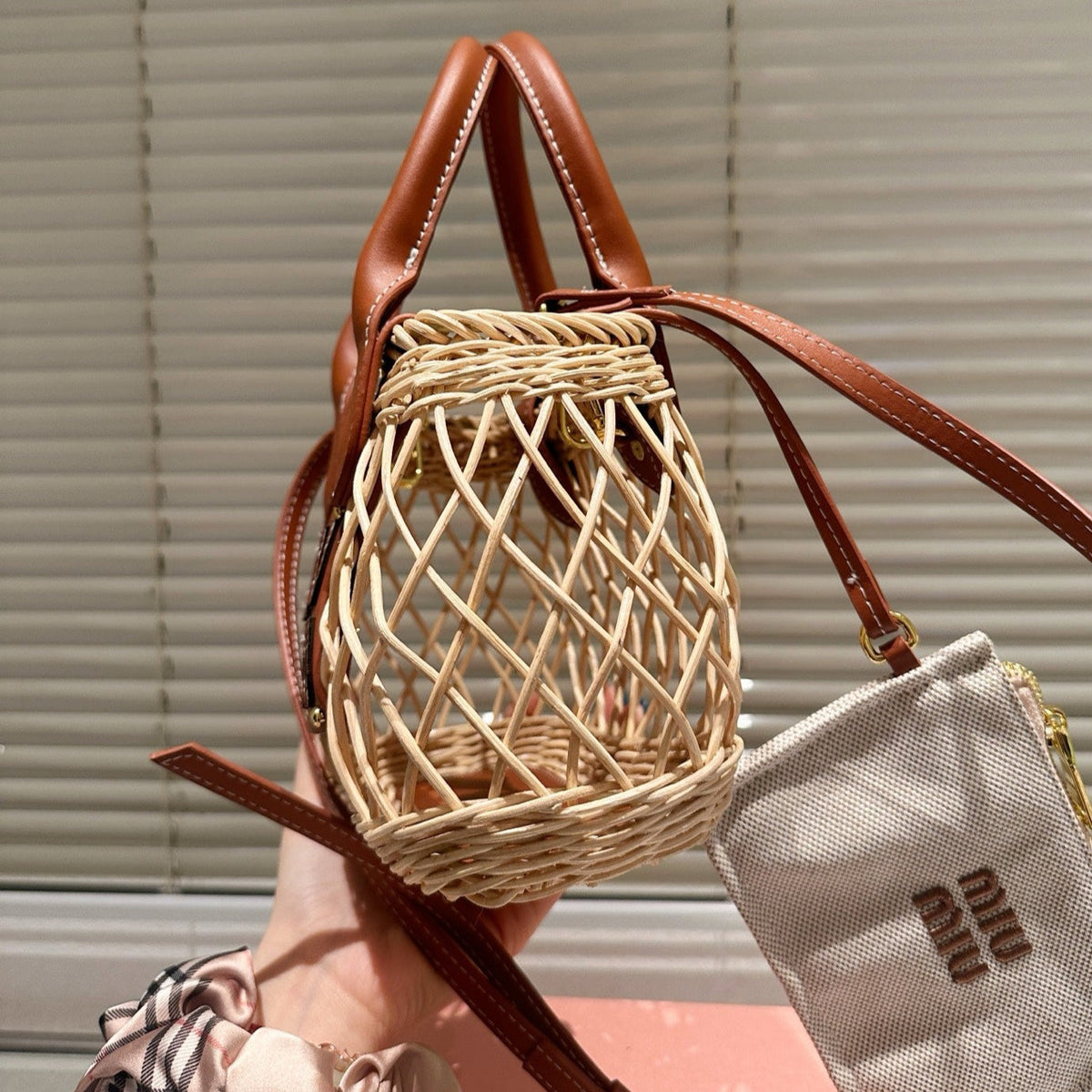 WOVEN HOLLOW BAG 18 IN BEIGE RATTAN AND BROWN CALFSKIN TRIM
