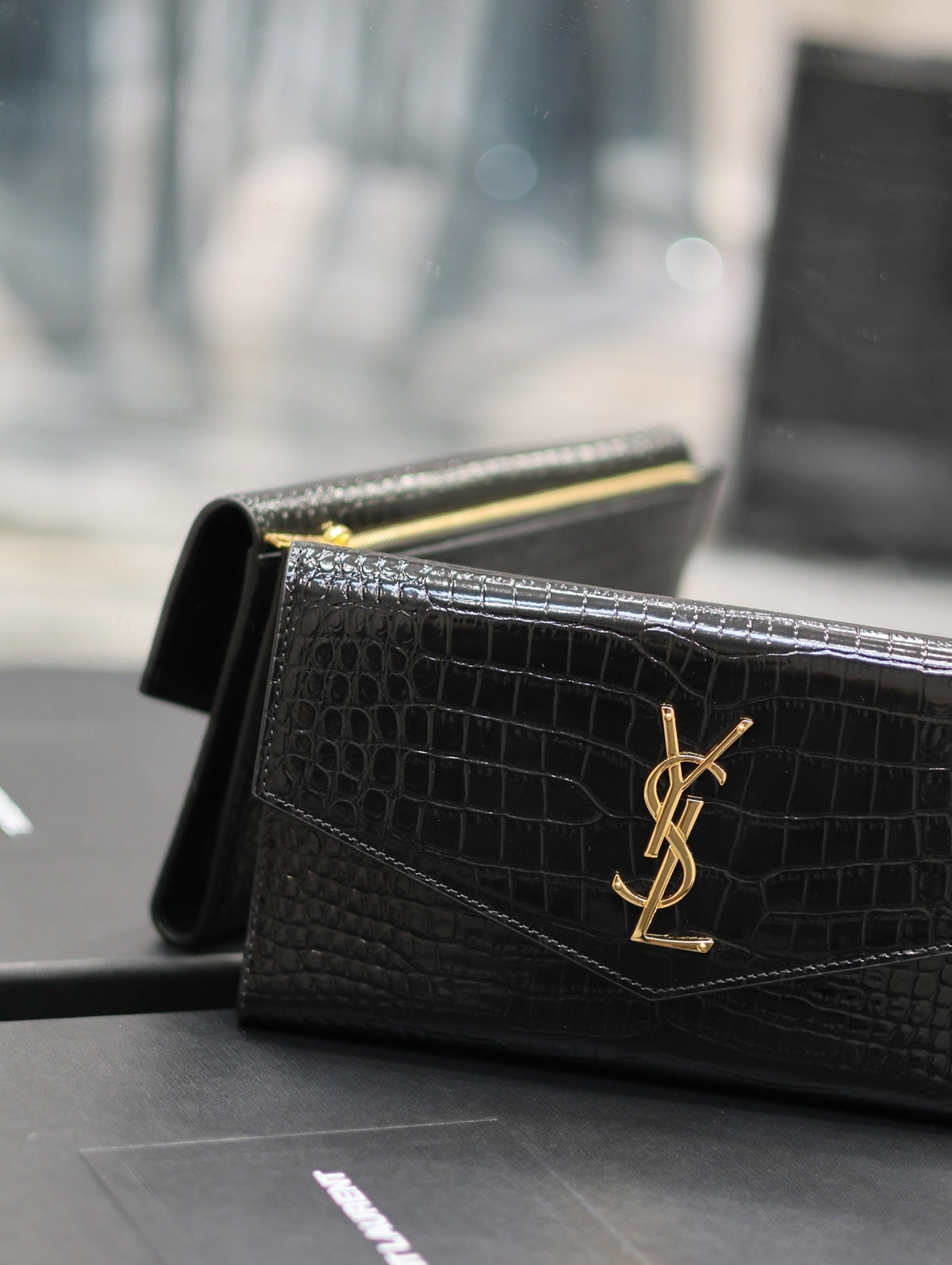 UPTOWN WALLET 21 IN BLACK CROCODILE PATTERN CALFSKIN GOLD LOGO