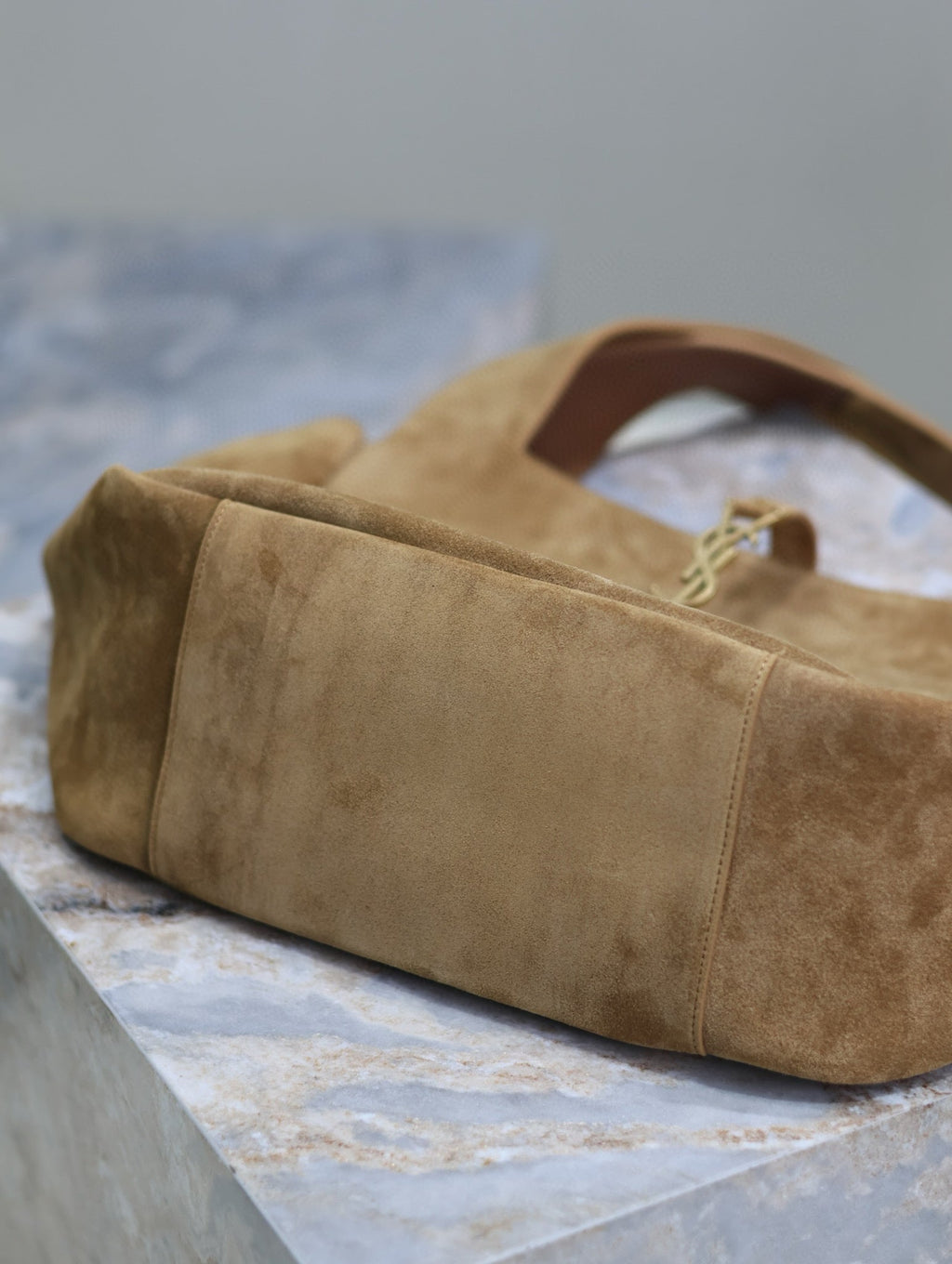 LE 5 À 7 BEA TOTE BAG 50 IN GOLDEN LAMBSKIN SUEDE GOLD LOGO