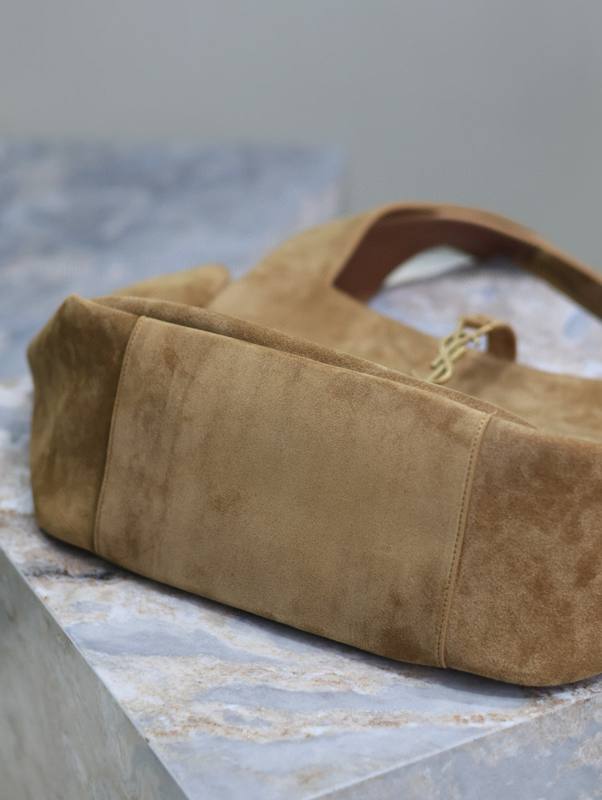 LE 5 À 7 BEA TOTE BAG 50 IN GOLDEN LAMBSKIN SUEDE GOLD LOGO