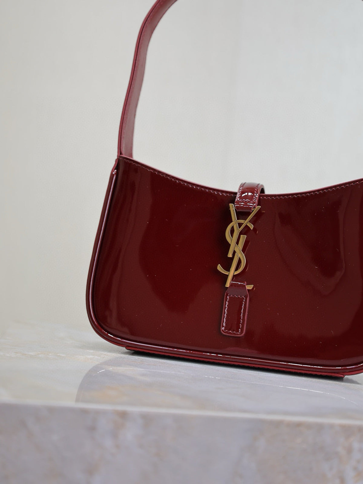 Le 5a7 19cm Cherry Patent Calfskin