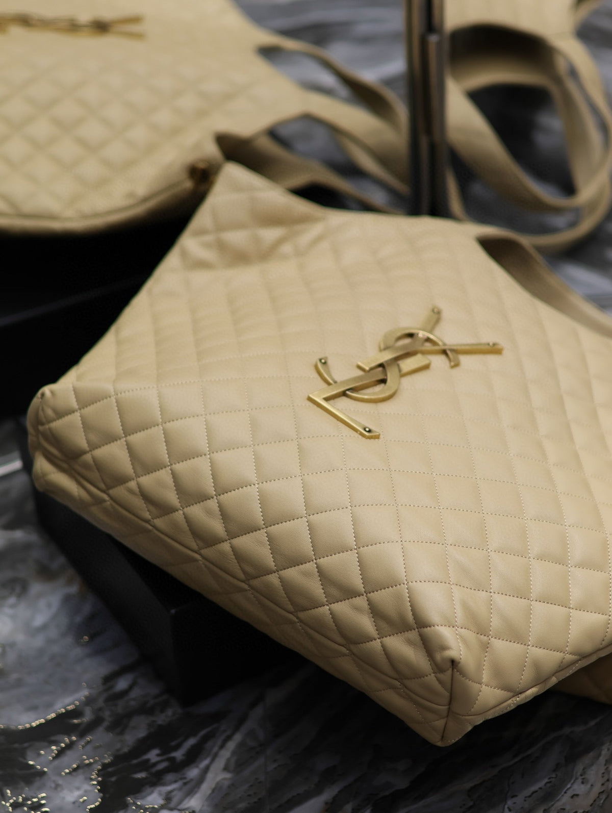 ICARE MAXI SHOPPING BAG IN QUILTED BEIGE LAMBSKIN