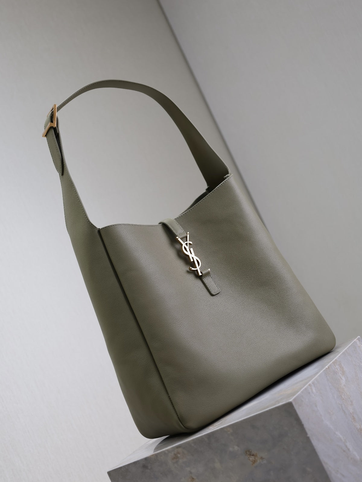 Le 5a7 Large 30cm Moss Green Calfskin