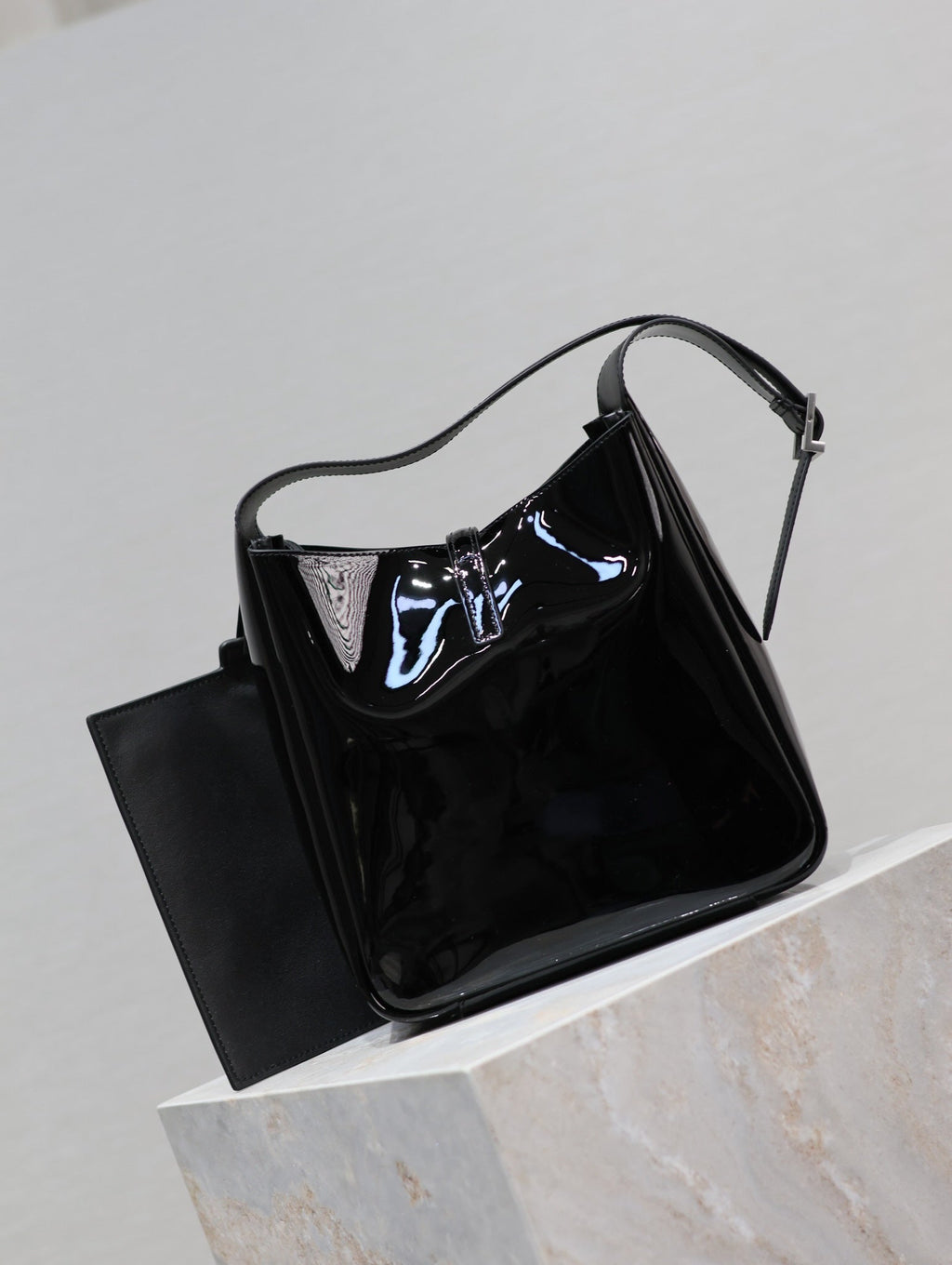 le 5a7 small 23cm black patent calfskin