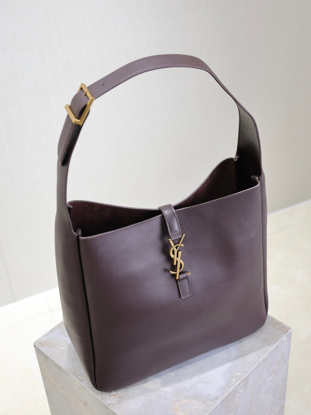 LE 5 À 7 LARGE BAG 31 IN COFFEE LAMBSKIN