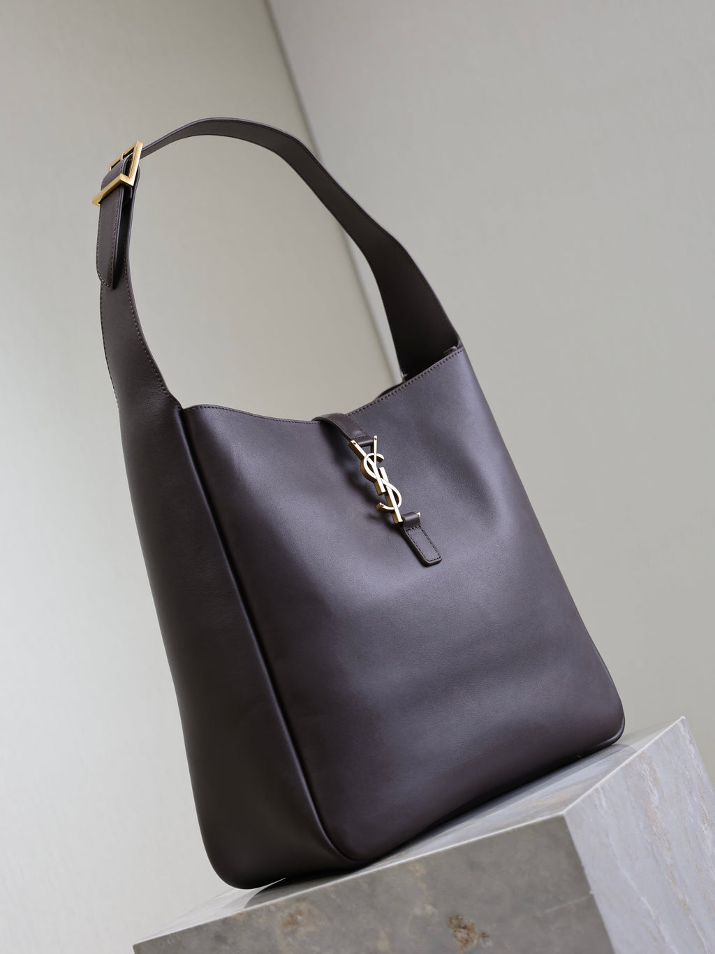 LE 5 À 7 LARGE BAG 31 IN COFFEE LAMBSKIN