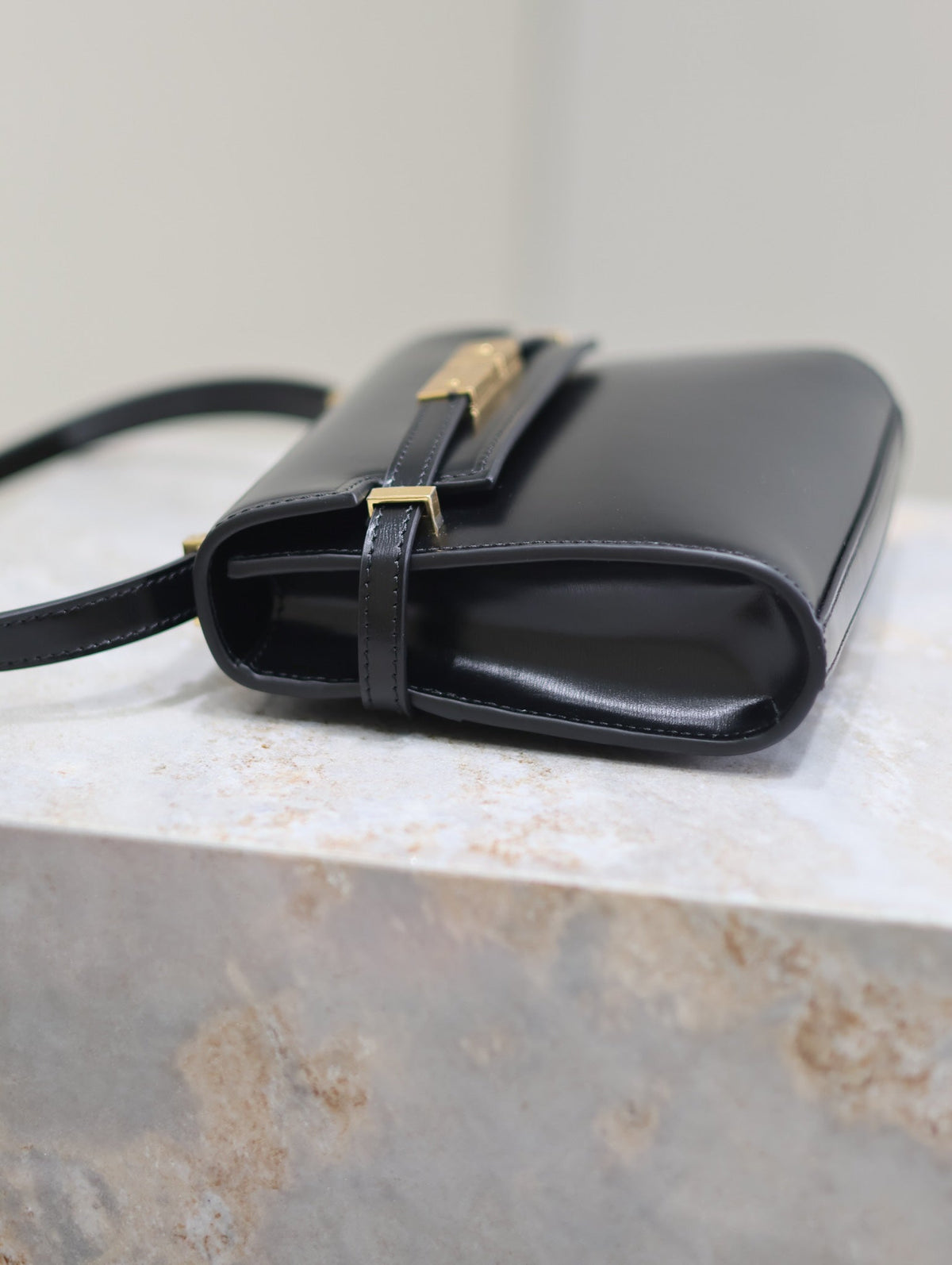 MANHATTAN MINI 19 IN BLACK SMOOTH LAMBSKIN GOLD BUCKLE