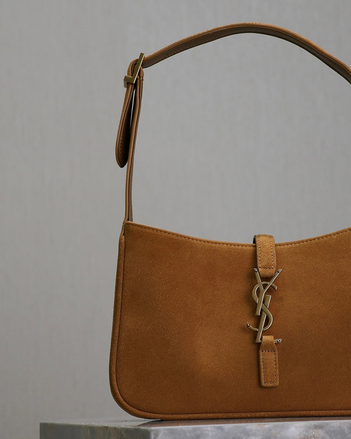 LE 5 À 7 BAG  25 IN BRONZE BROWN SUEDE COPPER LOGO
