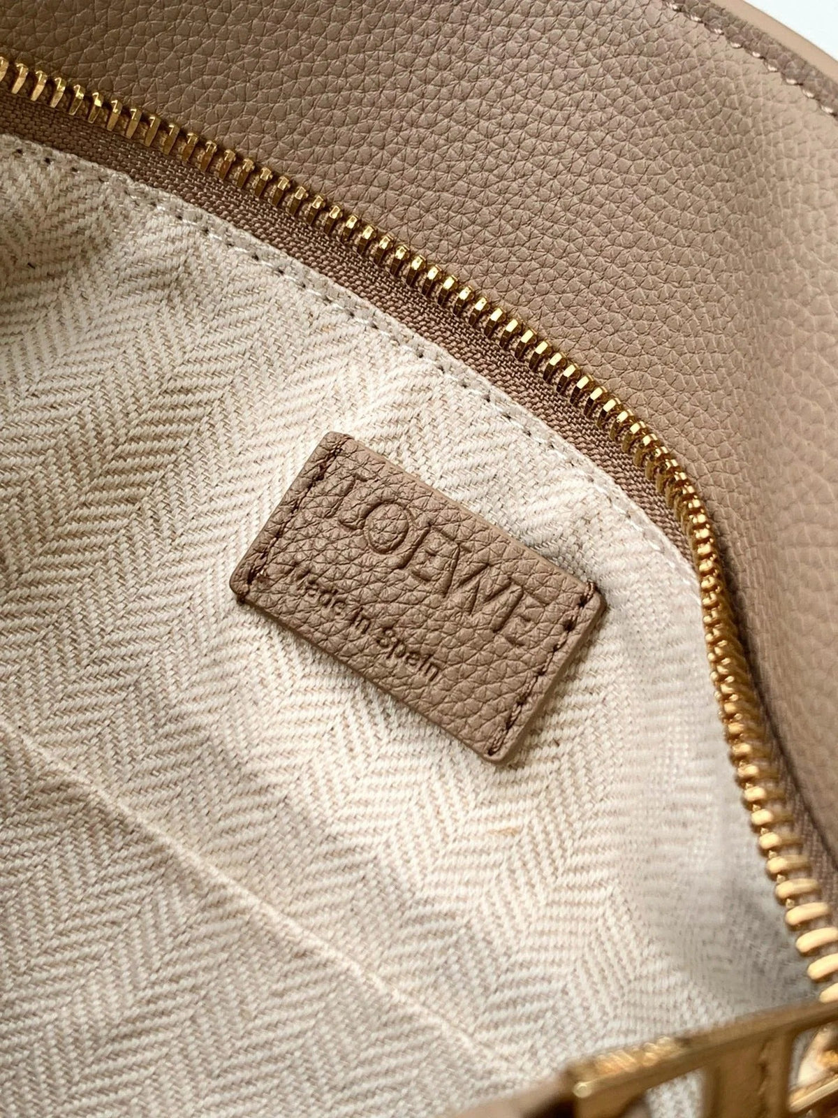 Loewe 2026 Puzzle Bag 24 Beige Grained Calfskin