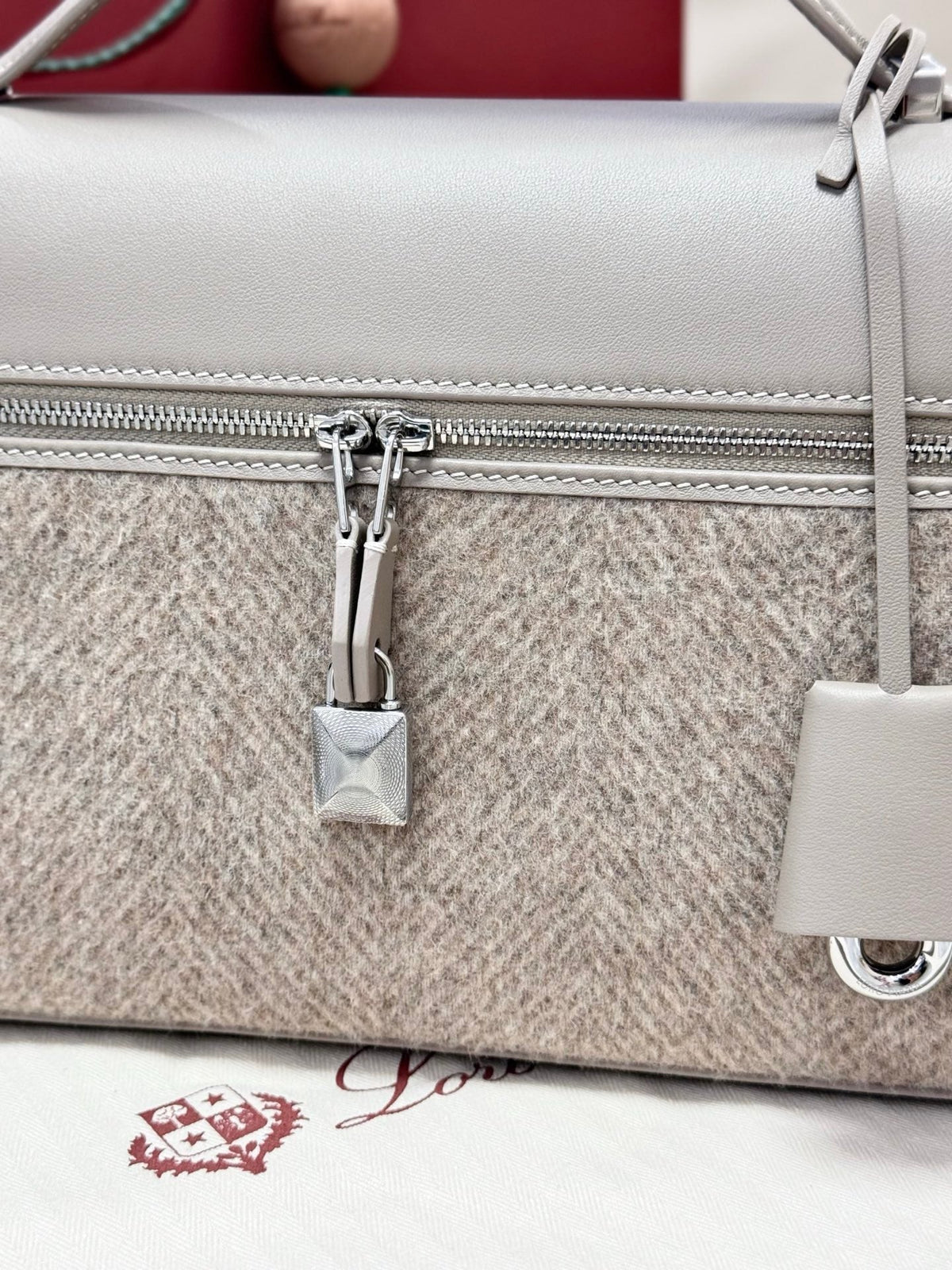LP Extra Pouch L27 Cream Cashmere Calfskin 282244