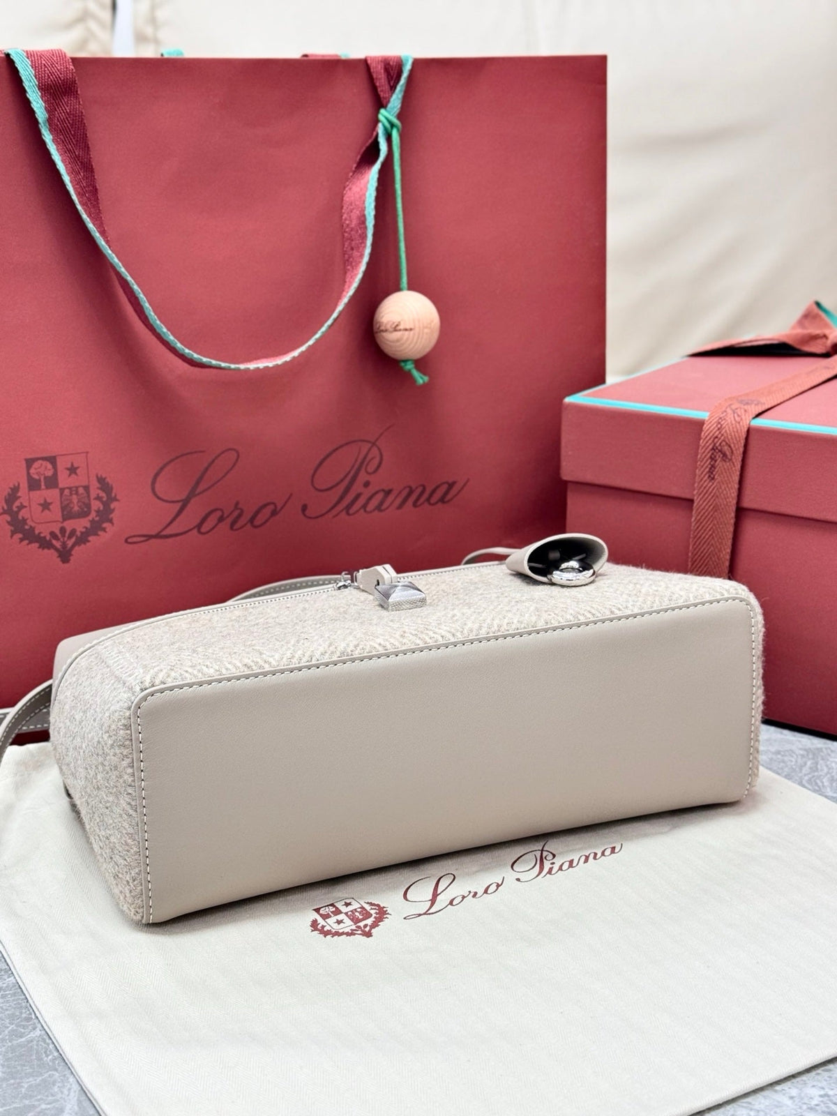 LP Extra Pouch L27 Cream Cashmere Calfskin 282244