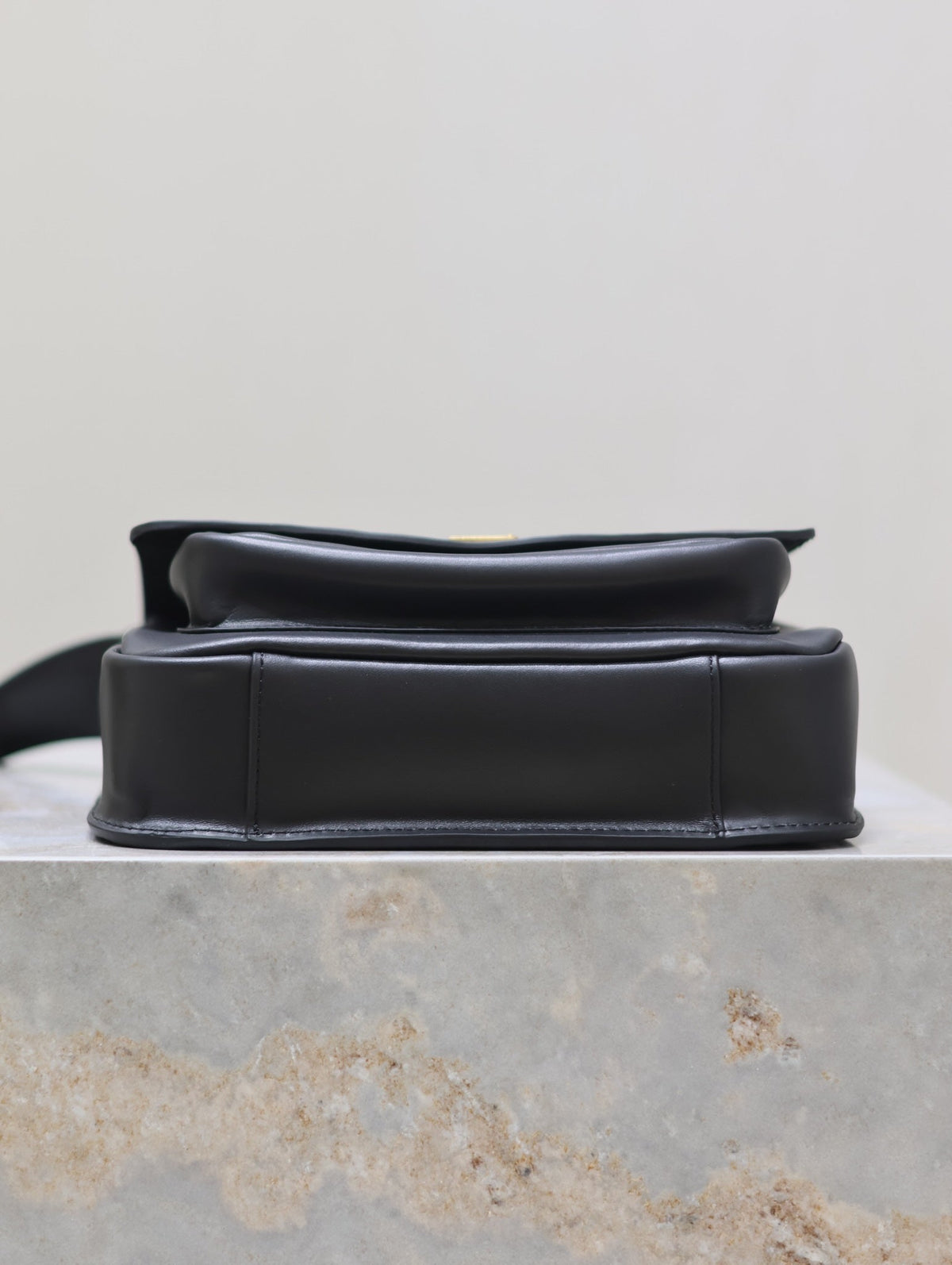 NIKI BABY 22 IN BLACK CALFSKIN GOLD LOGO