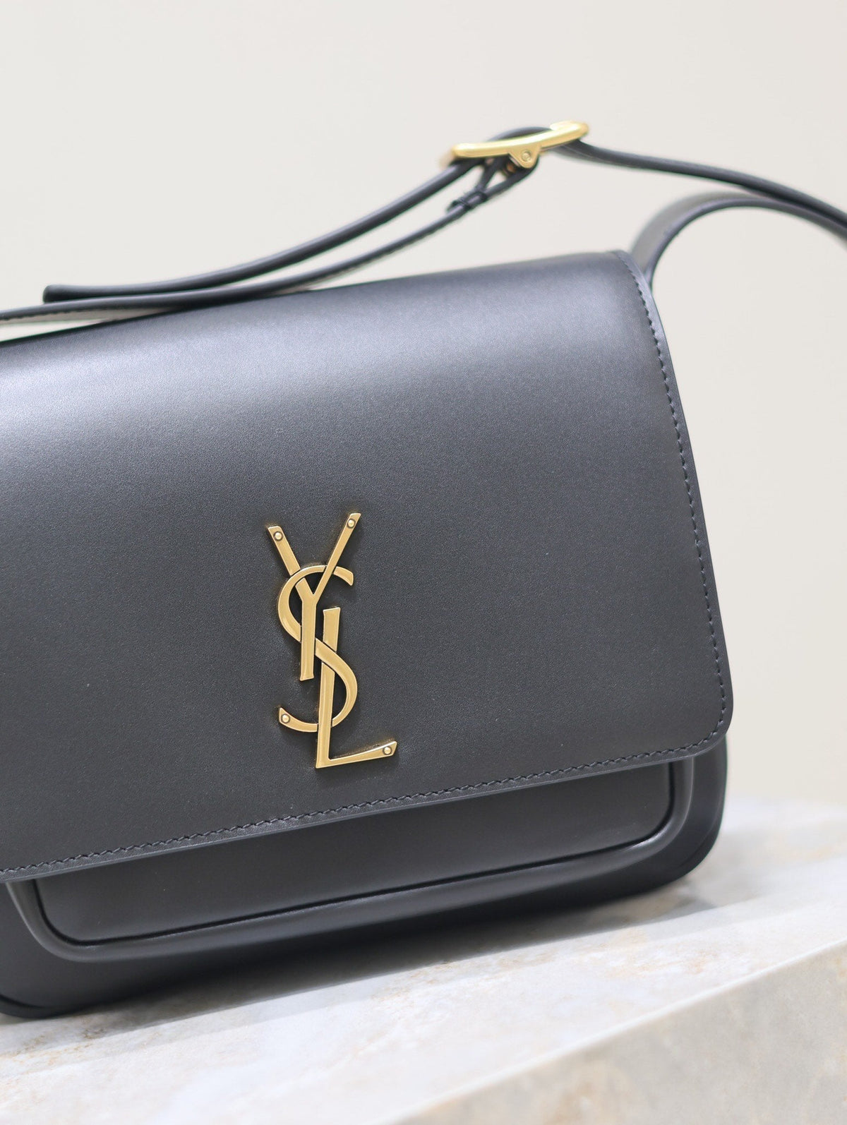 NIKI BABY 22 IN BLACK CALFSKIN GOLD LOGO
