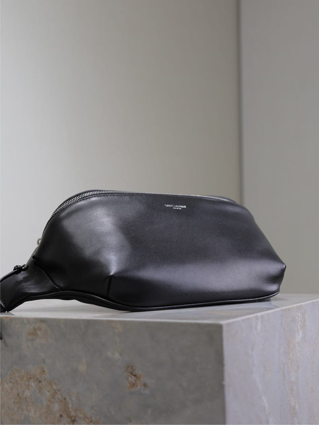 CLASSIC CROSSBODY BAG 26 IN BLACK LAMBSKIN