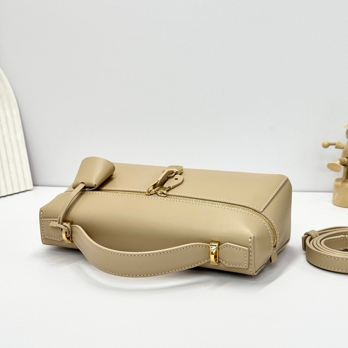 LP Extra Pouch L23 Light Milky Calfskin 282140