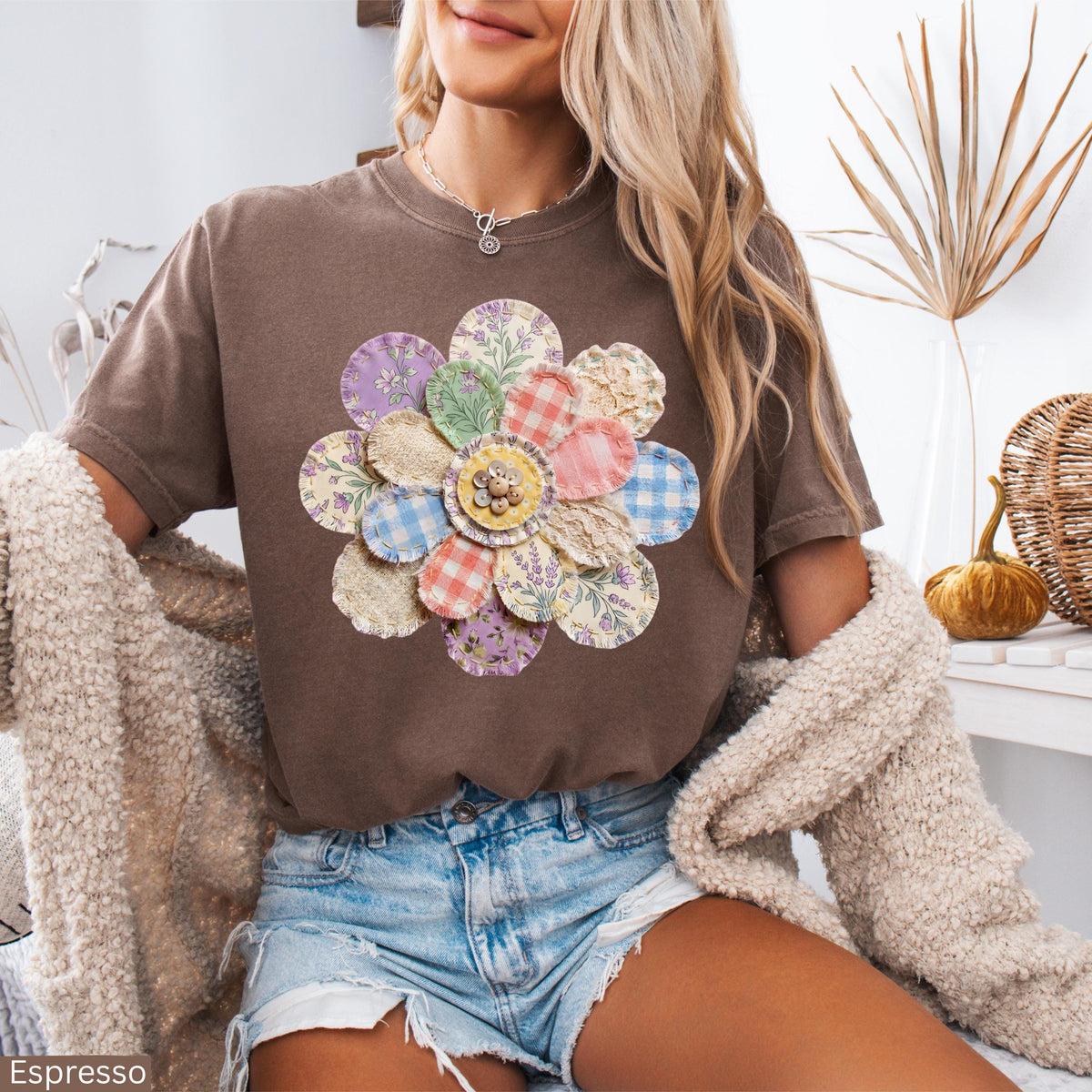 Comfort Colors® Faux Quilted Patchwork Daisy Shirt, Floral Graphic Tee Vintage Aesthetic Flower Top Cottagecore Patchwork Shirt Spring Shirt