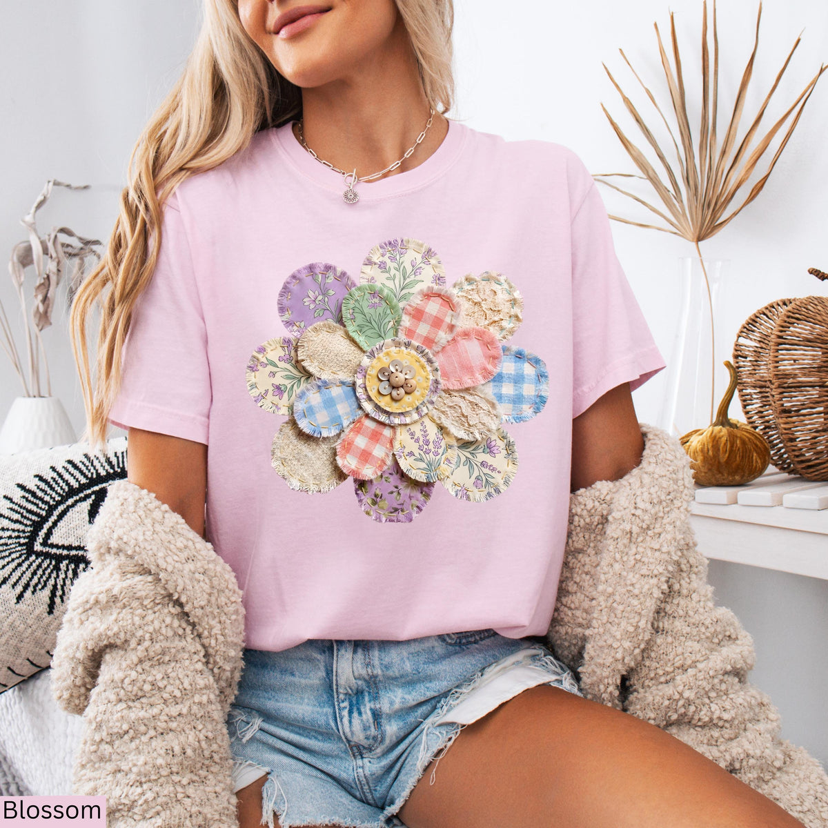 Comfort Colors® Faux Quilted Patchwork Daisy Shirt, Floral Graphic Tee Vintage Aesthetic Flower Top Cottagecore Patchwork Shirt Spring Shirt