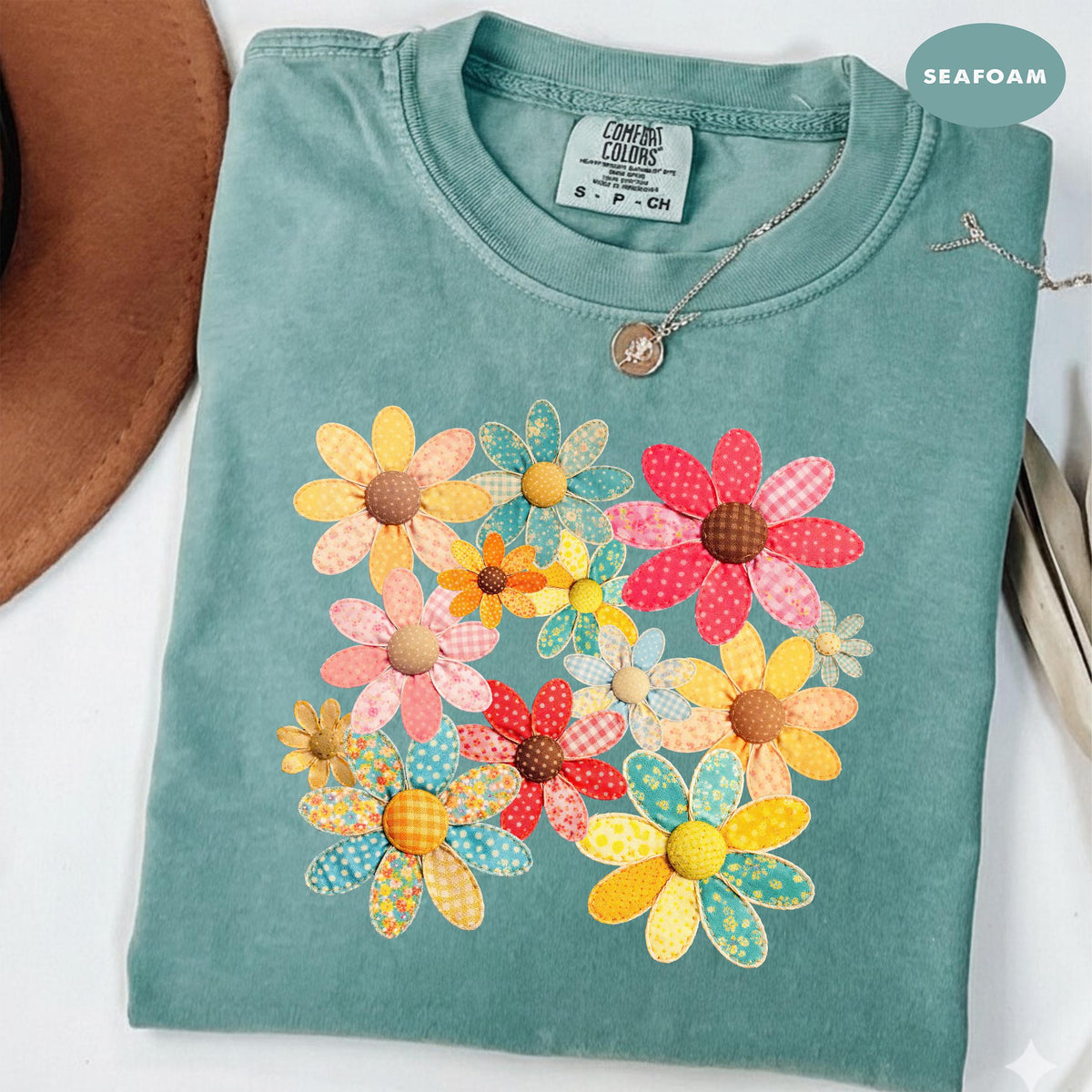Comfort Colors® Faux Quilted Patchwork Daisy Shirt, Floral Graphic Tee Vintage Aesthetic Flower Top Cottagecore Patchwork Shirt Spring Shirt