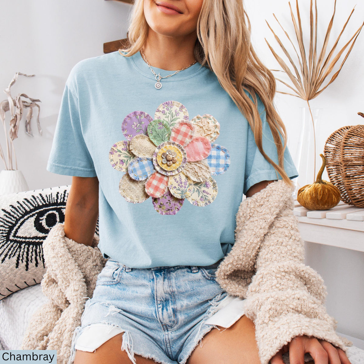 Comfort Colors® Faux Quilted Patchwork Daisy Shirt, Floral Graphic Tee Vintage Aesthetic Flower Top Cottagecore Patchwork Shirt Spring Shirt
