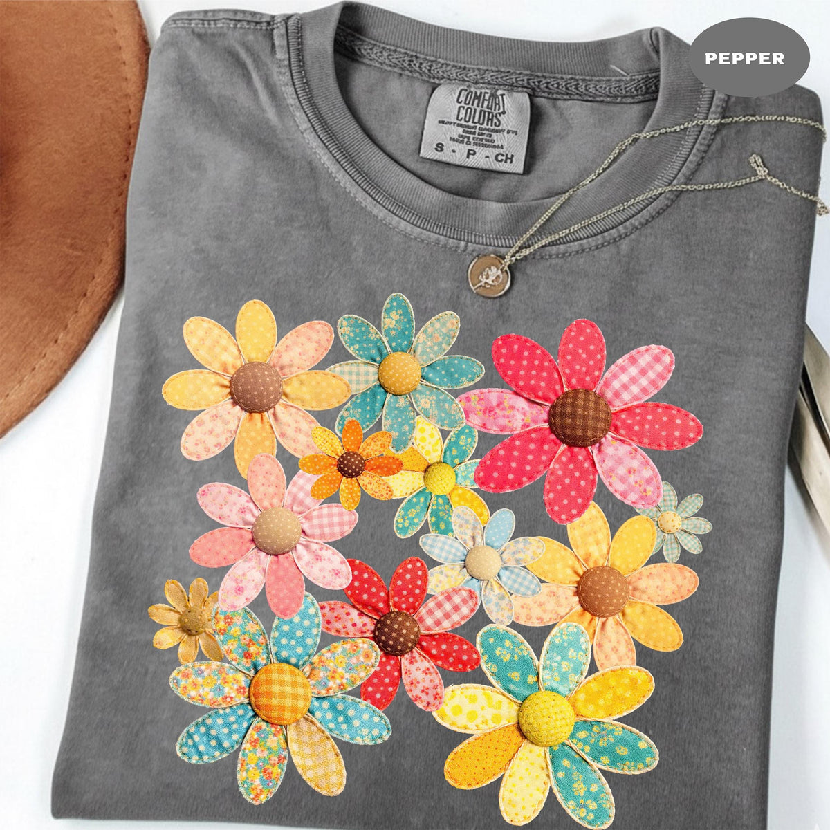 Comfort Colors® Faux Quilted Patchwork Daisy Shirt, Floral Graphic Tee Vintage Aesthetic Flower Top Cottagecore Patchwork Shirt Spring Shirt