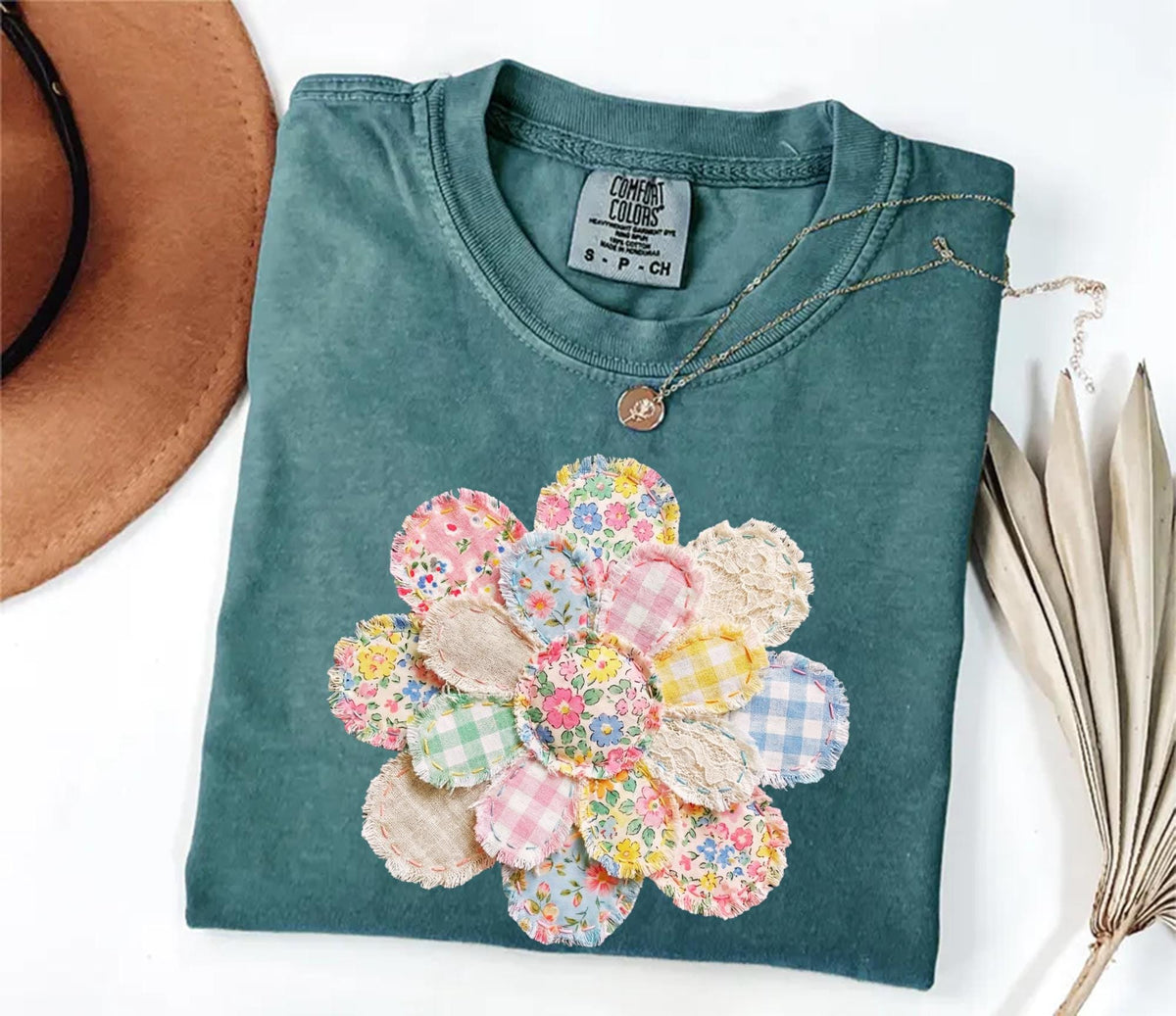 Comfort Colors® FAUX Quilted Patchwork Daisy Shirt Floral Graphic Tee Vintage Aesthetic Flower Top Cottagecore Patchwork Shirt Spring Shirt