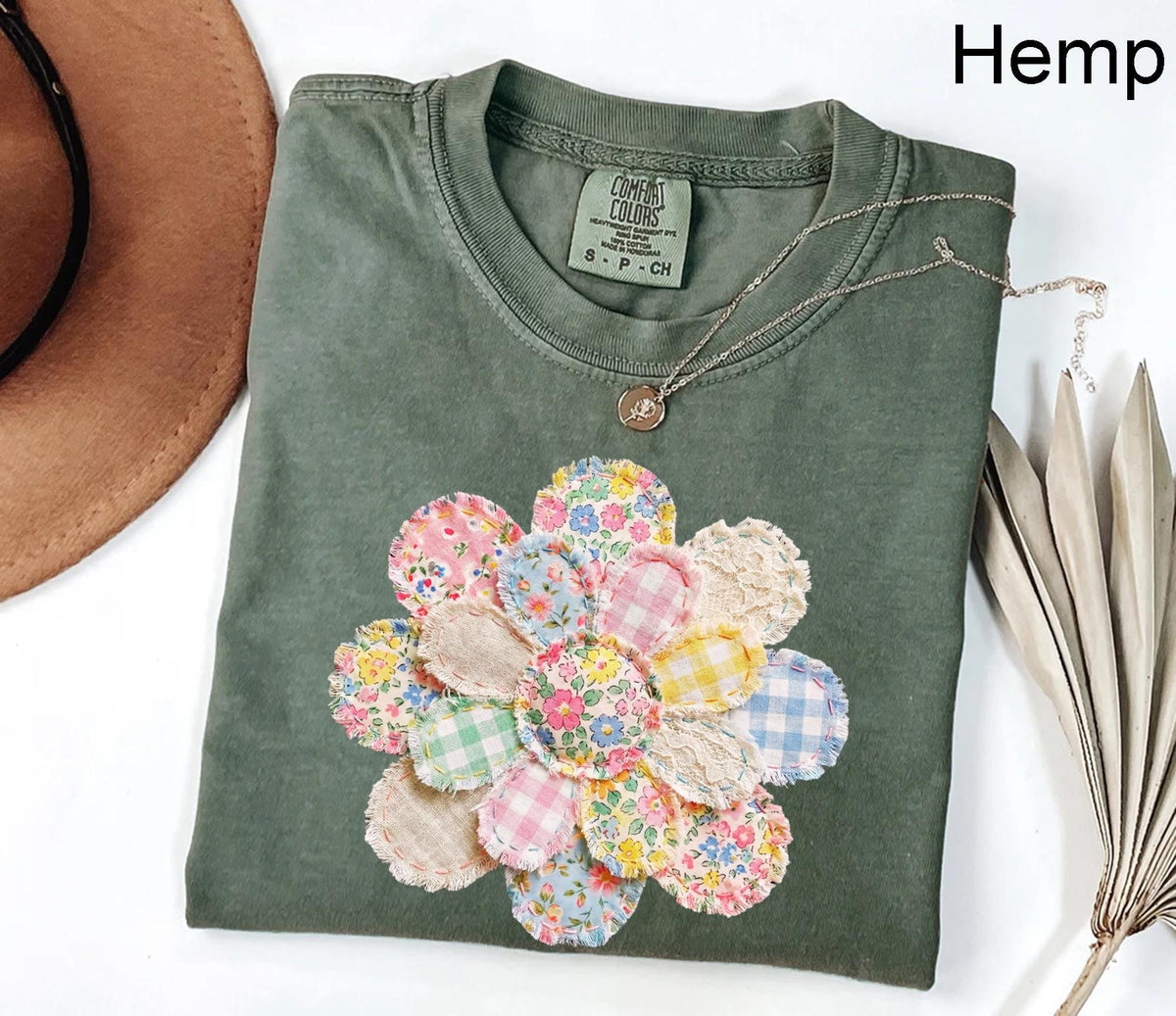 Comfort Colors® FAUX Quilted Patchwork Daisy Shirt Floral Graphic Tee Vintage Aesthetic Flower Top Cottagecore Patchwork Shirt Spring Shirt
