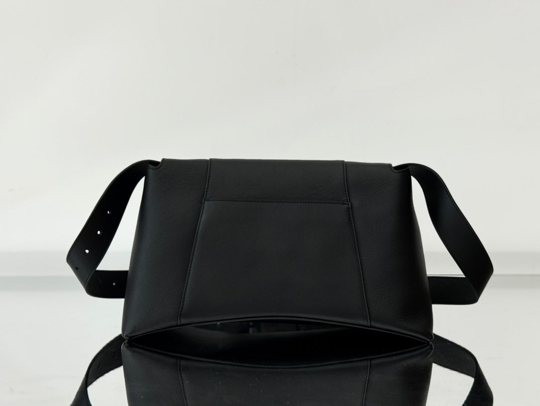 DOWNTOWN M CROSSBODY BAG 32 IN BLACK SOFT LAMBSKIN