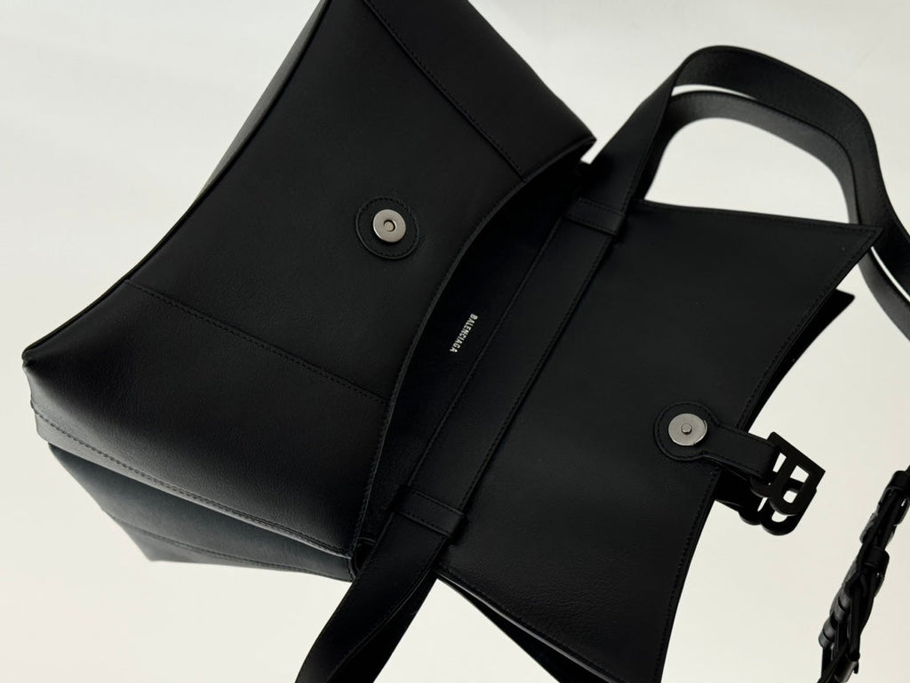 DOWNTOWN M CROSSBODY BAG 32 IN BLACK SOFT LAMBSKIN