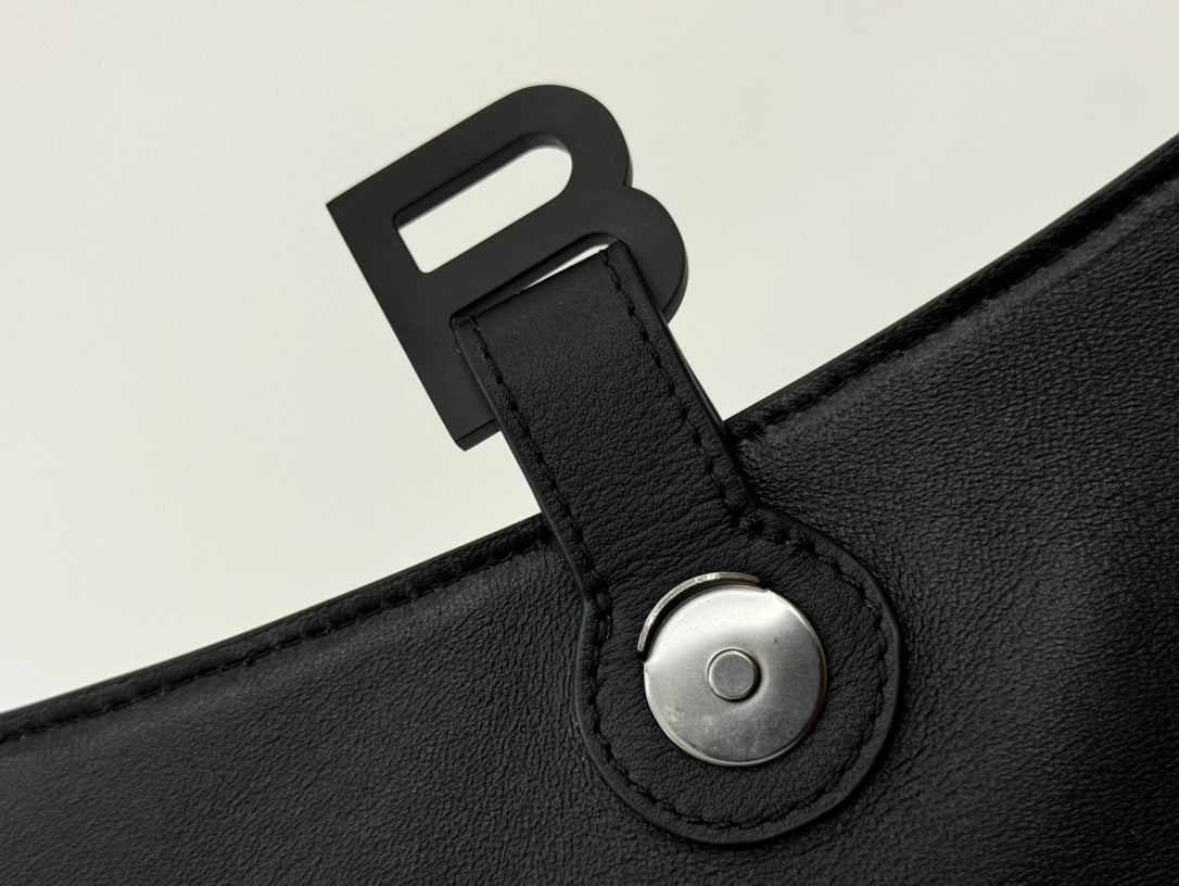 DOWNTOWN M CROSSBODY BAG 32 IN BLACK SOFT LAMBSKIN