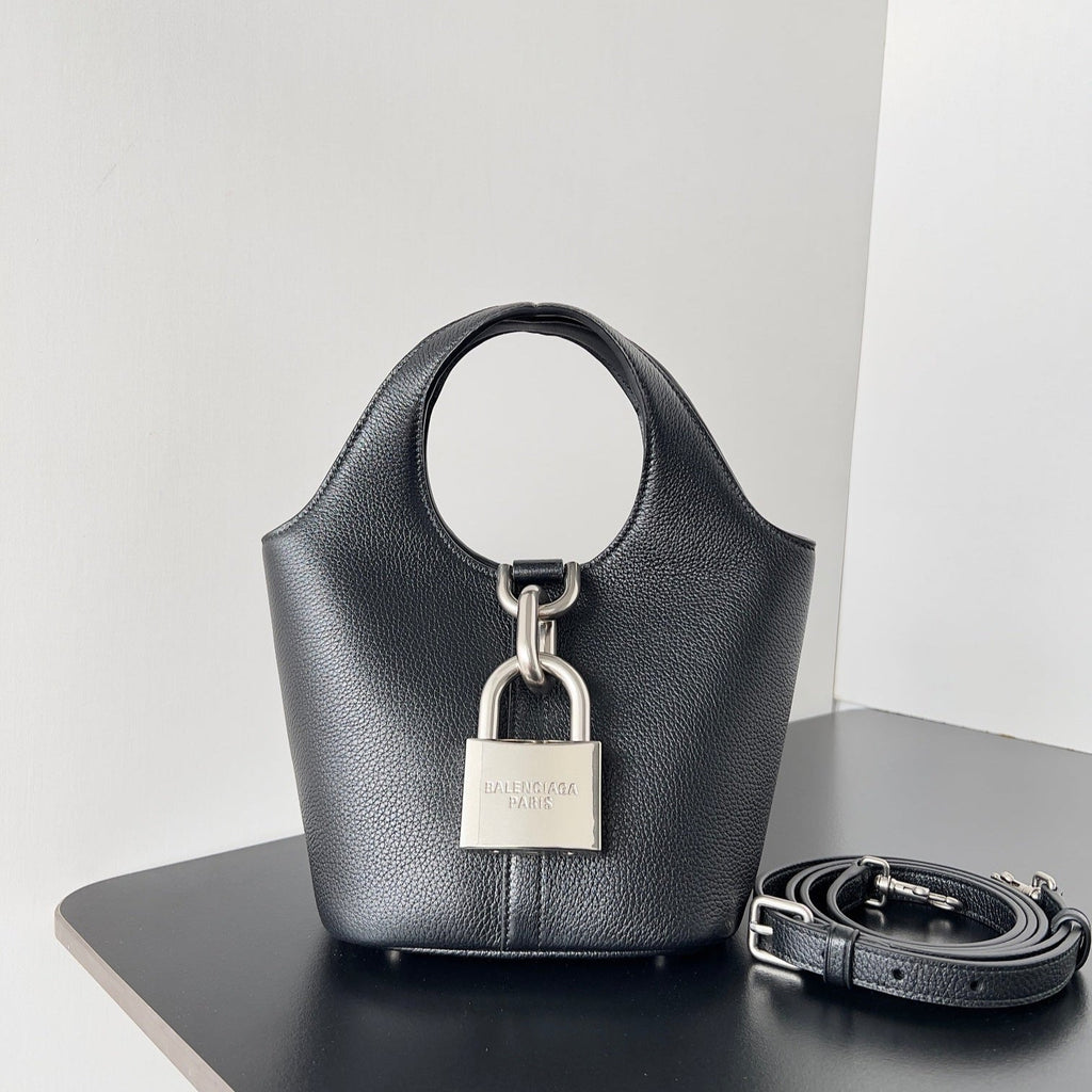 SILVER LOCKER SHOULDER BAG 24 IN BLACK CALFSKIN