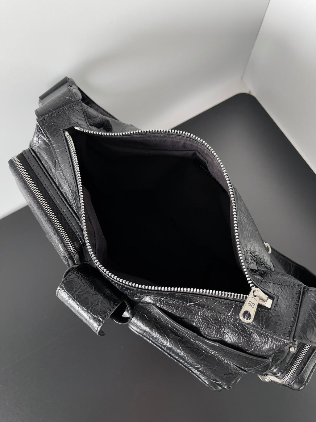 SUPERBUSY MESSENGER BAG 33 IN BLACK ARENA LAMBSKIN